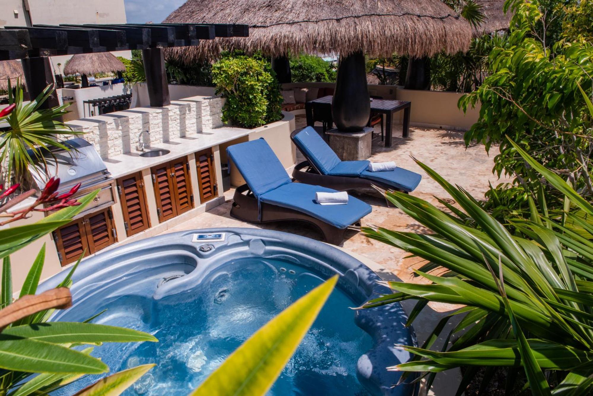 El Taj Oceanfront&beachside Hotel